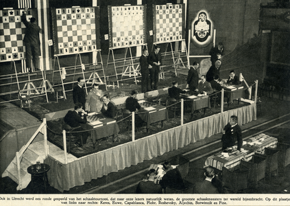 97327 Afbeelding van de voorronde in het A.V.R.O. schaaktoernooi met v.l.n.r. de schaakmeesters Keres, Euwe, ...